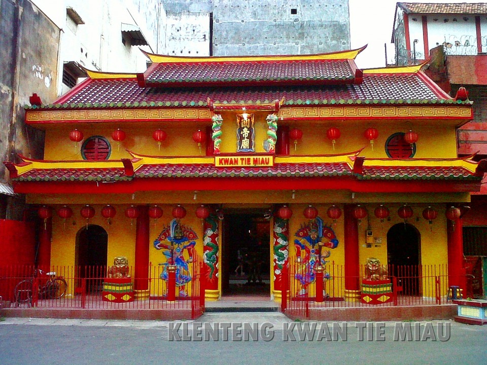Klenteng Kwan Tie Miaw Di Tengah Keramaian Pasar