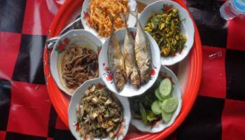 Makan Dengan Sajian Dulang Dengan Menu Jamur Pelawan