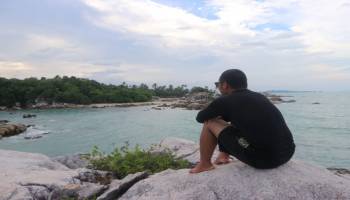 Pose Foto Yang Bisa Kamu Lakukan Di Pantai Parai Tenggiri