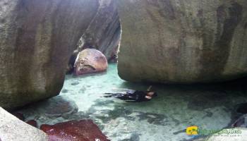 Pulau ini ada kolam pemandian Bidadari nya Loh!
